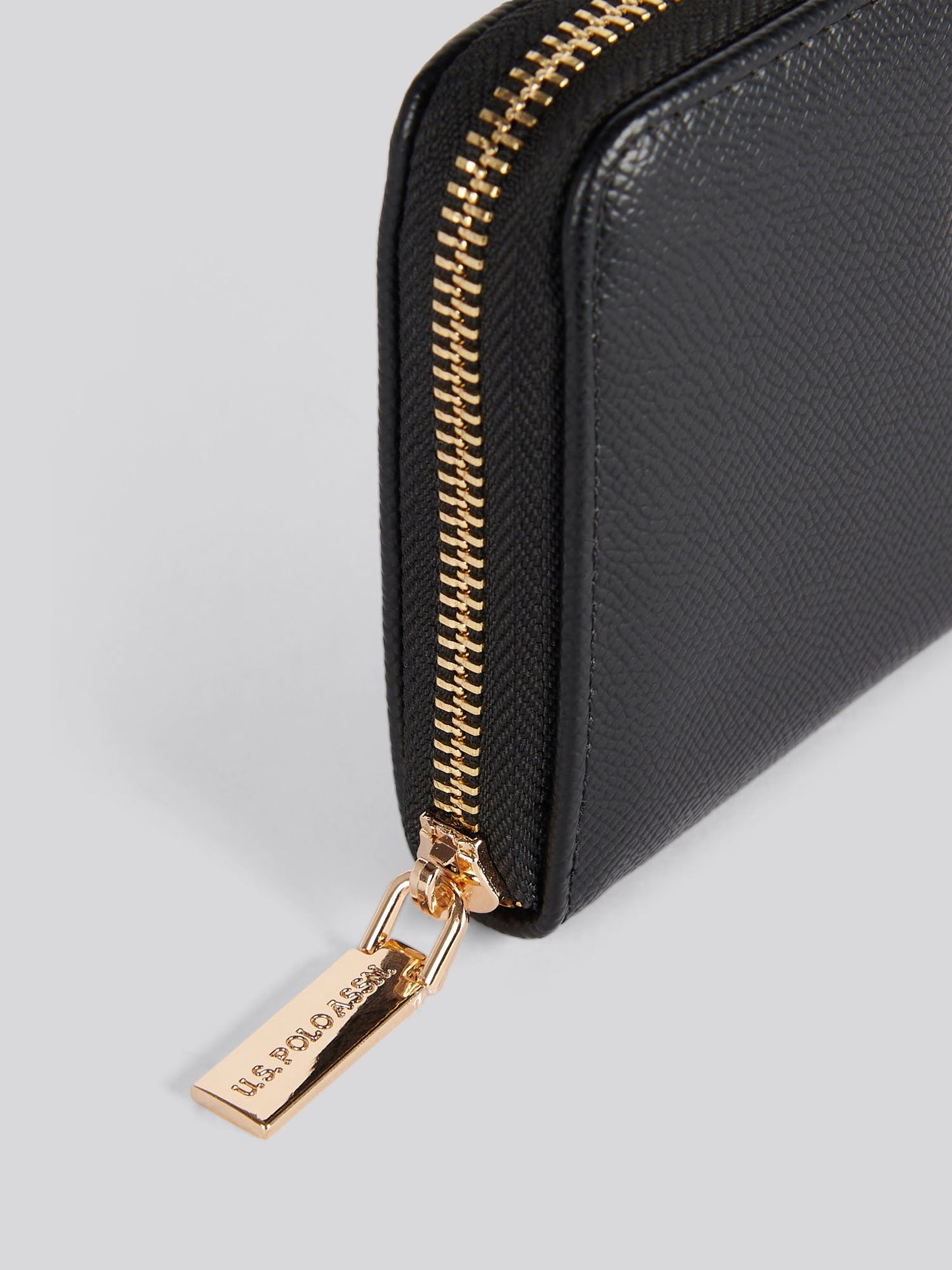 Womens Jones Medium Zip Wallet in Black